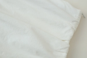 Détail du tissu blanc plissé avec fermeture éclair invisible pour jupe midi