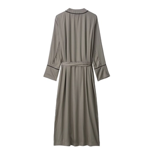 Elegante vestaglia taupe a maniche lunghe con profili neri e cintura, vista posteriore