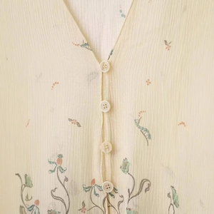 Blouse élégante en mousseline à dégradé avec col en V, boutons et motif floral
