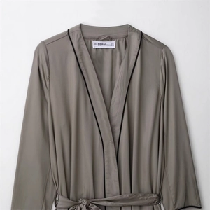 Elegante accappatoio lungo tortora con scollo a V, bordini neri e cintura in vita coordinata