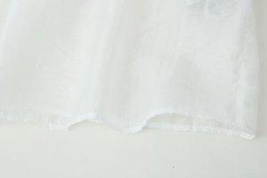 Détail macro du tissu en lin blanc respirant avec des coutures d'ourlet délicates