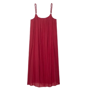 Détails d'une robe rouge foncé à fines bretelles avec des ornements de perles
