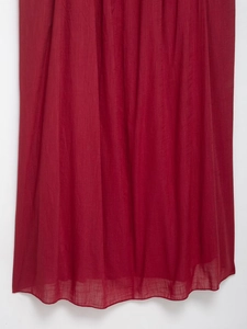 Détail du tissu plissé rouge foncé en coton et lin pour robe élégante avec ceinture