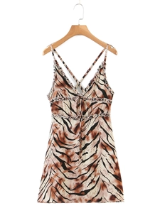 Détail de robe caraco à imprimé tigre avec décolleté en V à volants et lien à nouer