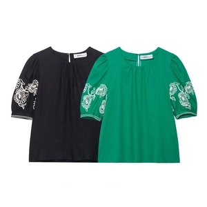 Hauts brodés en mélange de lin noir et vert avec manches bouffantes et fleurs