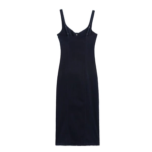 Elegante abito midi nero con spalline sottili, scollo a V e silhouette aderente