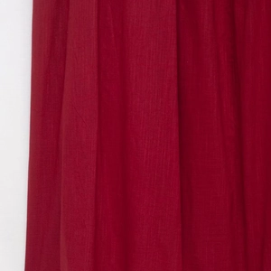Robe rouge plissée élégante avec ceinture et détails de tissu texturé de haute qualité