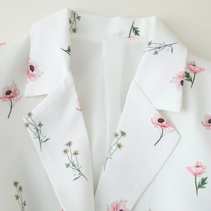 Blazer da donna con stampa floreale, revers a lancia e tessuto testurizzato bianco e rosa