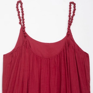 Robe d'été rouge élégante avec bretelles perlées et encolure plissée en tissu texturé