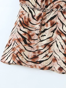 Détail de robe à imprimé tigre avec taille à cordon et bordure en dentelle argentée