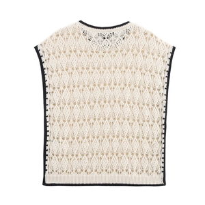 Dettaglio del gilet in maglia crochet con motivo a rombi e bordi a costine neri