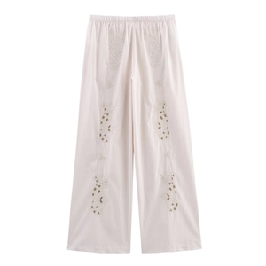 Pantalon large d'été rose clair pour femme avec broderies florales et détails ajourés