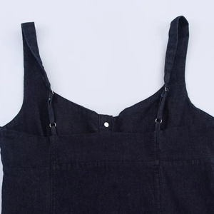 Abito midi in denim blu scuro con spalline larghe e dettaglio bottone in argento
