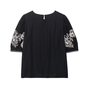 Haut noir en mélange de lin avec broderie florale bohème blanche sur les manches courtes