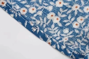 Detailansicht der quadratischen Ausschnitt-Blumenkleid-Stoff mit feiner Nahtstruktur