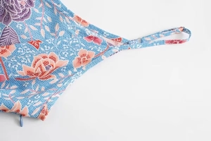 Détail des bretelles réglables et imprimé fleuri sur robe bohème bleue