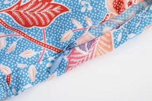 Détail du zip invisible et de l'imprimé floral sur le tissu en coton de la robe