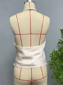 Dettaglio della chiusura a sbafo e del design senza schiena su camicetta di raso