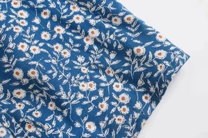 Detailaufnahme von elegantem floralem Stoff mit weißen Blumen auf marineblauem Viskose