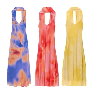 Robe longue ethnique à imprimé fleuri avec fines bretelles et foulard assorti en trois tons