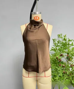 Dettaglio del top all'americana in raso marrone scuro con scollo a drappeggio