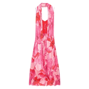 Robe longue à fleurs avec dos nu et châle assorti pour un look de vacances d'été