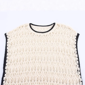 Gilet in maglia beige lavorato a uncinetto con bordi a contrasto e rombi