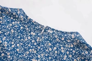 Detailansicht des versteckten Reißverschlusses an einem dunkelblauen Blumenkleid