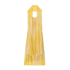 Détail d'une robe longue dos nu jaune avec imprimé marbré et bretelles à nouer au dos