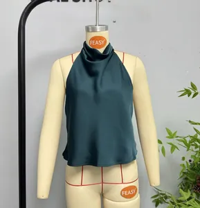 Dettaglio del top a lupetto in raso verde scuro con elegante scollo drappeggiato e lucido