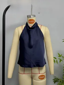 Vista dettagliata del top all'americana in raso blu scuro con elegante scollo drappeggiato