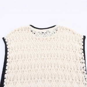 Gilet in maglia da donna color crema con bordi neri a contrasto e motivi geometrici a rombi
