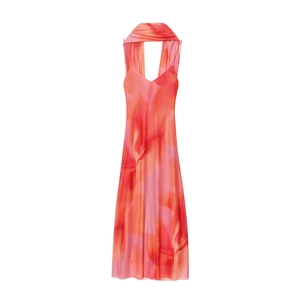 Détail d'une robe longue à fleurs avec écharpe assortie en orange et rouge éclatants