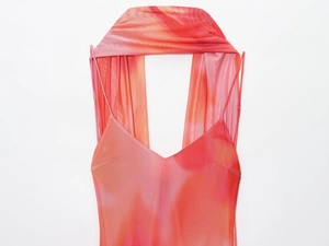 Détail de la robe en maille à dégradé rose avec col en V et écharpe assortie incluse