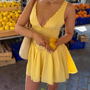 Robe d'Été Douce pour Femmes Col en V Sans Manches Broderie Anglaise Mini Robe Bordure Festonnée Nœud Coton Coupe en A Vacances
