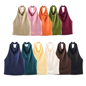 Collezione dettagliata di top in raso con scollo all'americana in vari colori vivaci