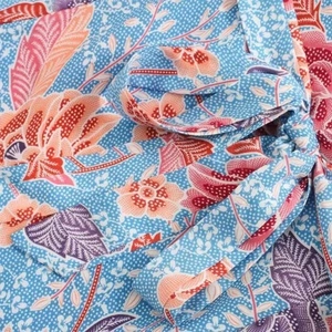 Robe d'été bleu ciel à imprimé fleuri avec fleurs rouges et taille nouée
