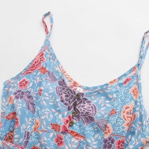 Robe nuisette à imprimé fleuri bleu clair avec col en V et boutons décoratifs bohèmes