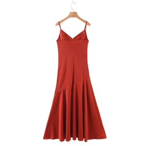 Elegante abito in raso rosso mattone con spalline sottili e orlo asimmetrico