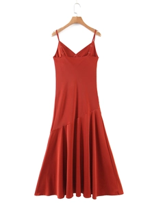 Dettaglio retro dell'abito sottoveste in raso rosso ruggine con trama liscia e spalline sottili