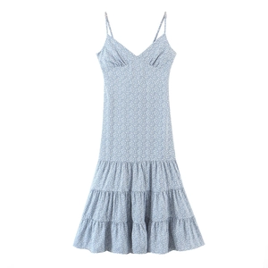 Robe d'été bleue à fleurs avec fines bretelles, col en V et jupe à volants étagés
