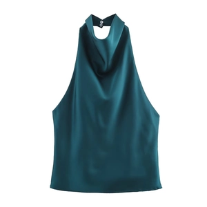 Dettaglio elegante top a lupetto in raso verde acqua con scollo a cappuccio e bottoni