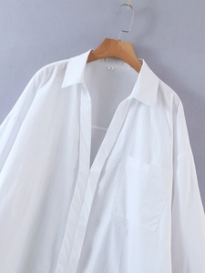 Detailansicht der weißen Baumwollpopeline-Bluse mit klassischem Kragen und Brusttasche