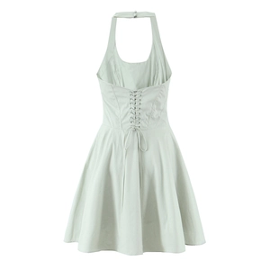 Détail de la robe dos nu vert clair avec laçage style corset et taille cintrée