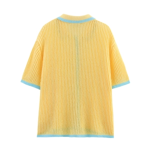 Vue arrière du polo en maille jaune avec bordure bleue et détails ajourés fins