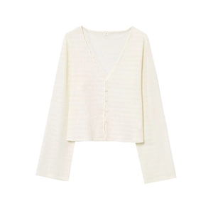 Détail du cardigan crème à col en V montrant la texture du tissu et l'étiquette S