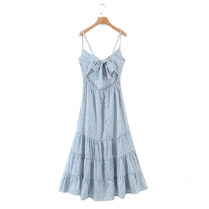 Détail d'une robe d'été fleurie bleu clair avec nœud, découpe et jupe à plusieurs niveaux