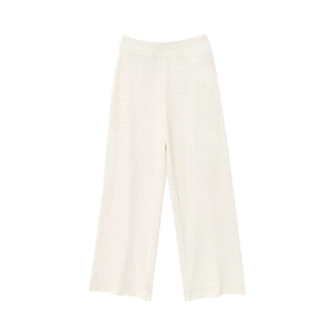 Détail d'un pantalon large à taille haute blanc cassé avec taille élastique et tissu texturé