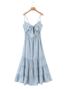 Détail de la robe à fleurs bleu clair avec dos nu et nœud décoratif élégant