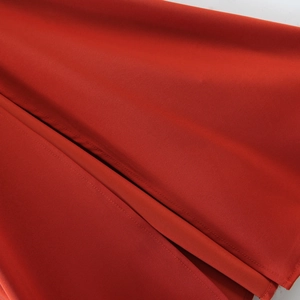 Elegante abito a sirena in raso rosso con cuciture di pregio e trama liscia